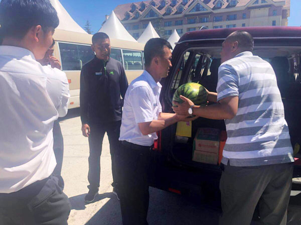 送清涼到一線 慰問烈日下堅(jiān)守的員工