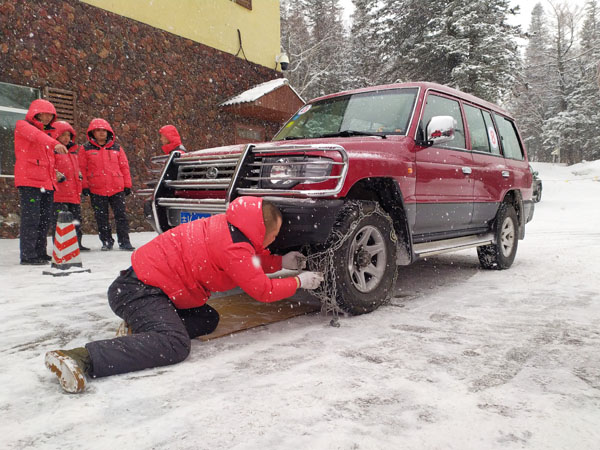 公司運(yùn)營一部、VIP管理部舉辦2019年景區(qū)冬春安全生產(chǎn)駕駛員掛裝防滑鏈比賽